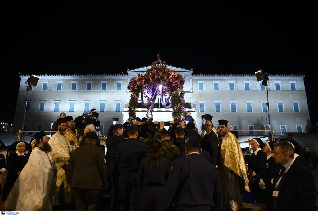 Κορύφωση του Θείου Δράματος τη Μεγάλη Παρασκευή – Στιγμές κατάνυξης στις εκκλησίες όλης της Ελλάδας