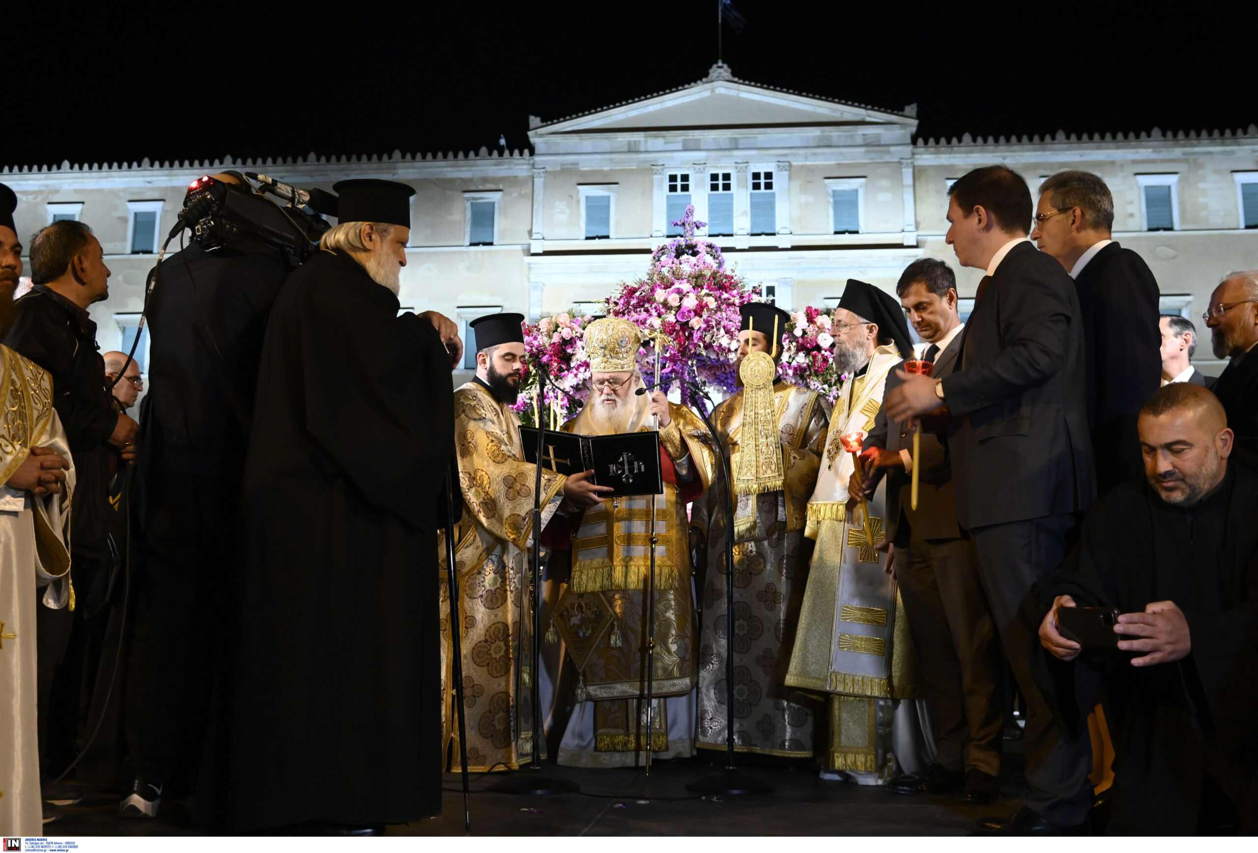 Ολοκληρώθηκε η περιφορά του Επιταφίου στην Αθήνα – Δείτε φωτογραφίες