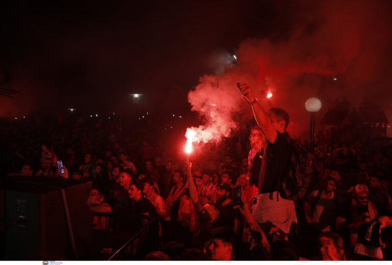 «Τρέλα αδερφέ»: Τι λέει στο ΕΡΤNews συγκινημένος γονέας που πανηγυρίζει με το παιδί του στον Πειραιά τη νίκη του Ολυμπιακού