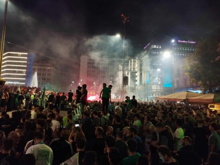 Η νύχτα έγινε μέρα στην Ομόνοια: Κόσμος, φωνές και πολλά καπνογόνα για την σπουδαία νίκη του Παναθηναϊκού – Δείτε video
