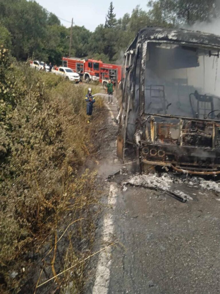Κέρκυρα: Φωτιά σε τουριστικό λεωφορείο – Δεν κινδύνεψαν οι επιβάτες (video)