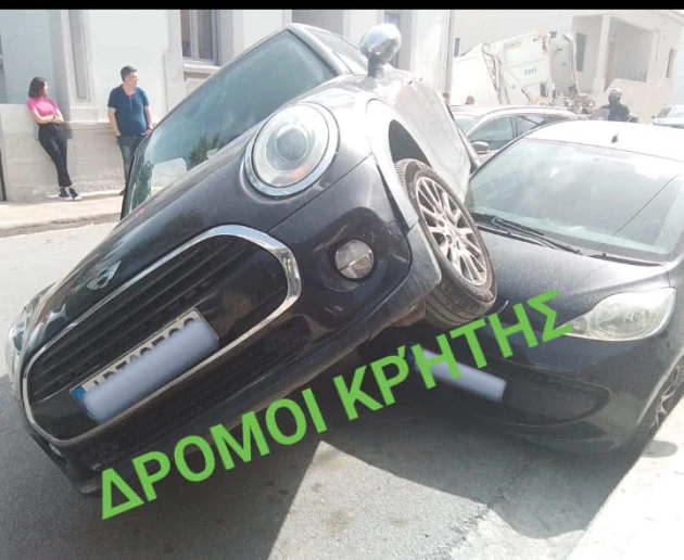 Απίστευτο τροχαίο στα Χανιά – Αυτοκίνητο «προσγειώθηκε» σε σταθμευμένο όχημα