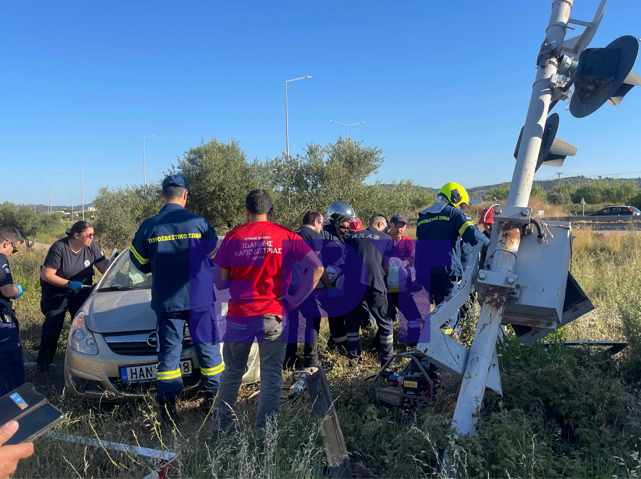 Πύργος: Σύγκρουση αμαξοστοιχίας με Ι.Χ – Χωρίς τις αισθήσεις του απεγκλωβίστηκε ένας ηλικιωμένος