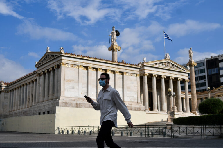 ΕΟΔΥ: Ένας θάνατος από covid, εννέα διασωληνωμένοι – Ένα σοβαρό κρούσμα γρίπης