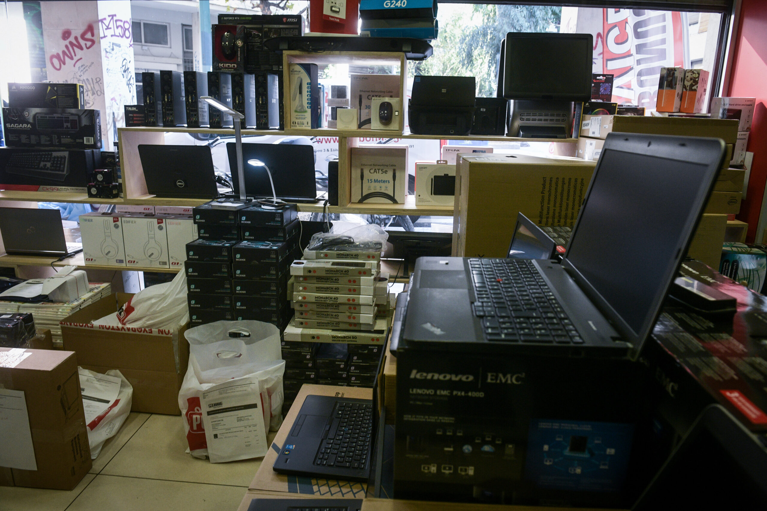 Συνελήφθη μέλος συμμορίας που άδειαζε καταστήματα ηλεκτρονικών ειδών – Εξιχνιάστηκαν 28 κλοπές