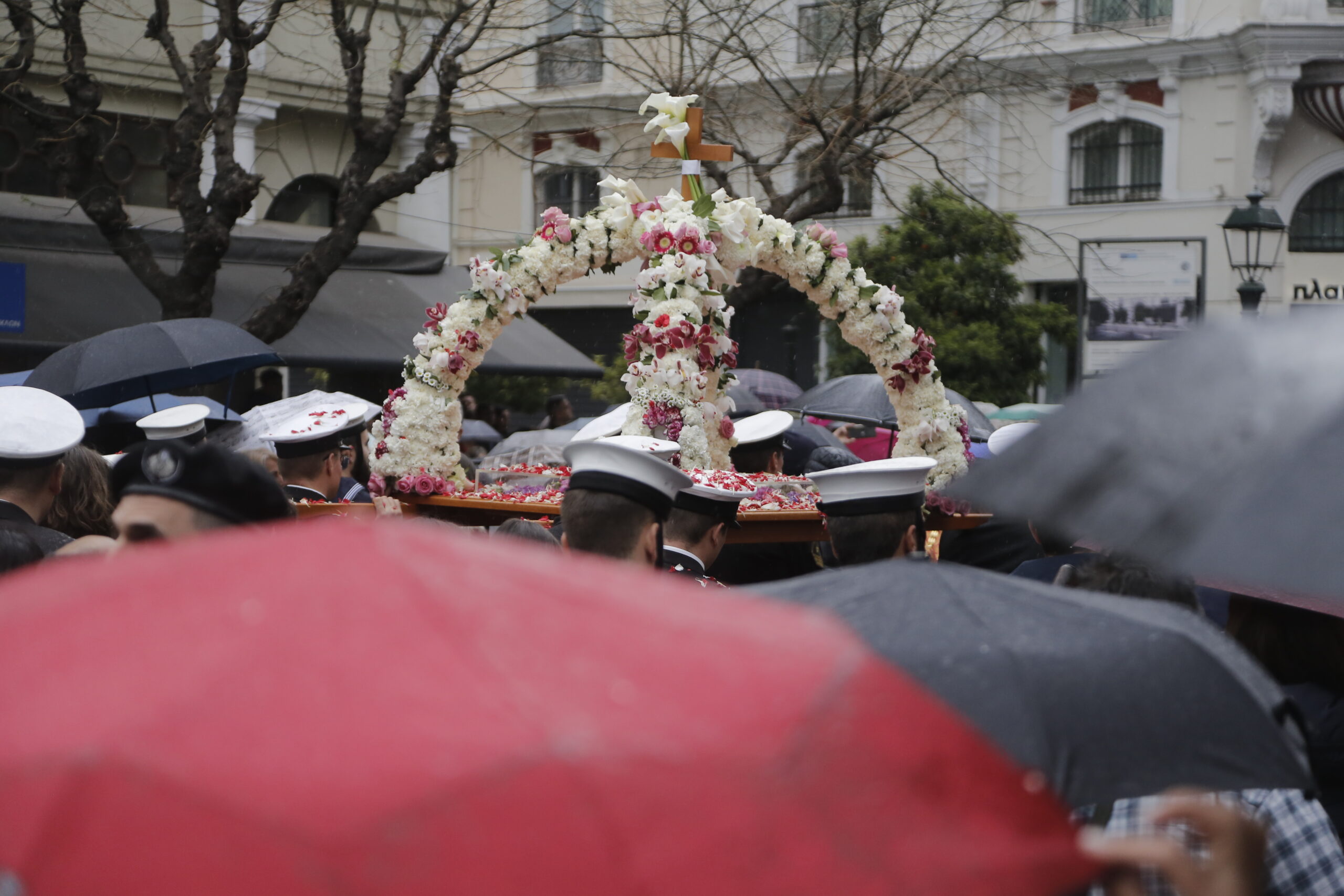 Θεσσαλονίκη: Η περιφορά του Επιταφίου του Αγίου Μηνά- Ο πρώτος που βγαίνει στους δρόμους της πόλης