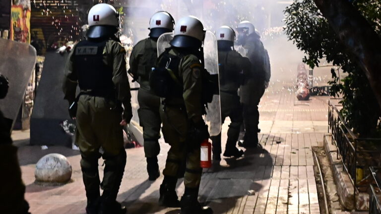 Εξάρχεια: Επίθεση με μολότοφ σε διμοιρία των ΜΑΤ