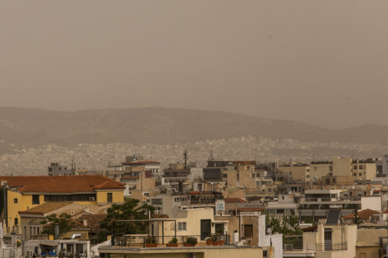 Ο καιρός με την Ν. Ζιακοπούλου: Σκόνη, ζέστη και συννεφιές από την Πέμπτη