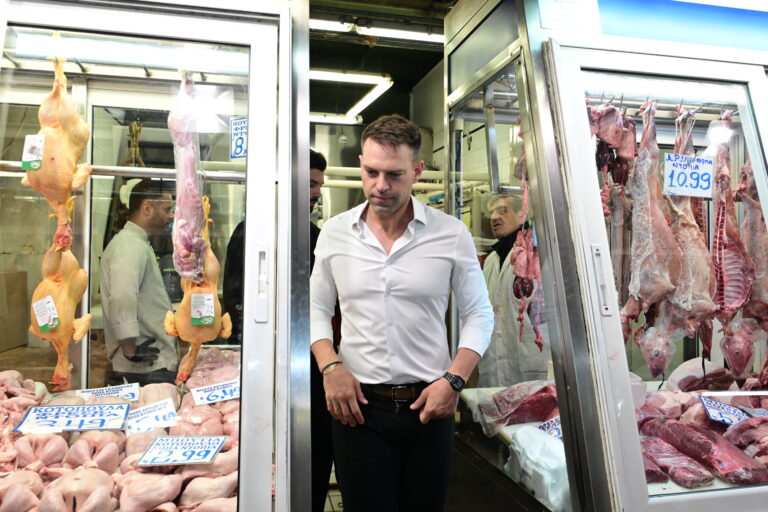 Στη Βαρβάκειο Αγορά ο Στ. Κασσελάκης – Συνομίλησε με εμπόρους και καταναλωτές