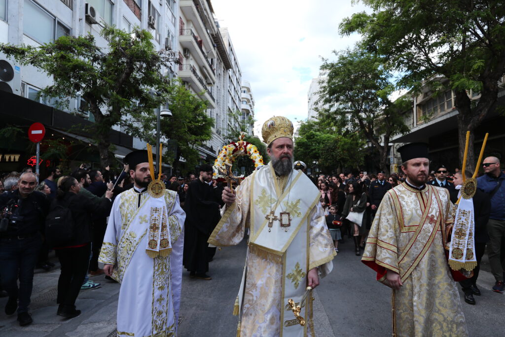 Θεσσαλονίκη: Σε κλίμα κατάνυξης η περιφορά του Επιταφίου του Αγίου Μηνά- Πλήθος πιστών (φωτό)