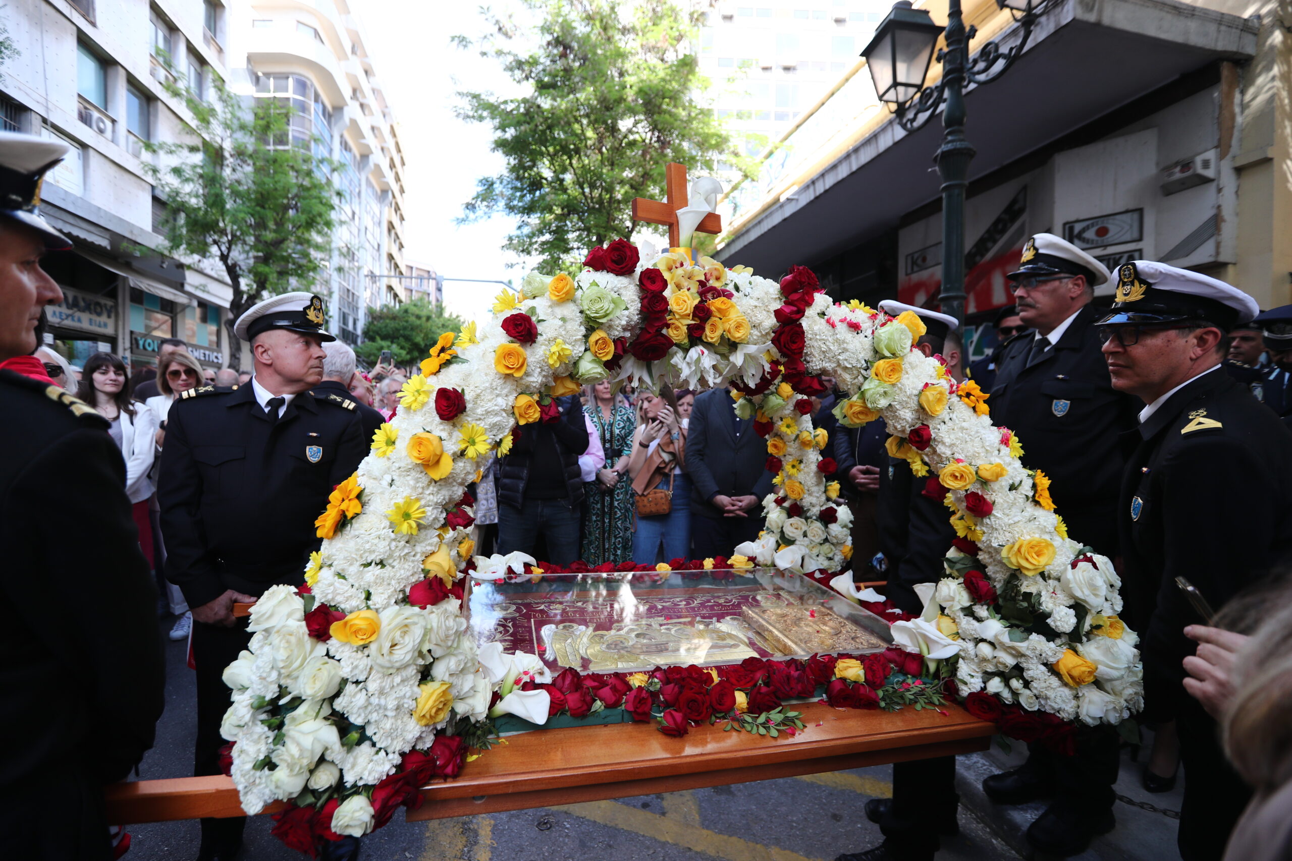 Θεσσαλονίκη: Σε κλίμα κατάνυξης η περιφορά του Επιταφίου του Αγίου Μηνά- Πλήθος πιστών (φωτό)