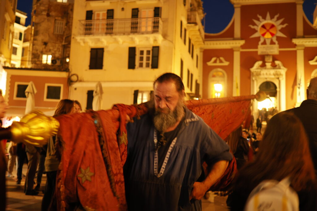 Κορύφωση του Θείου Δράματος τη Μεγάλη Παρασκευή – Στιγμές κατάνυξης στις εκκλησίες όλης της Ελλάδας