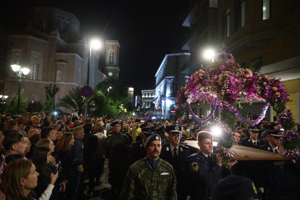 Ολοκληρώθηκε η περιφορά του Επιταφίου στην Αθήνα – Δείτε φωτογραφίες