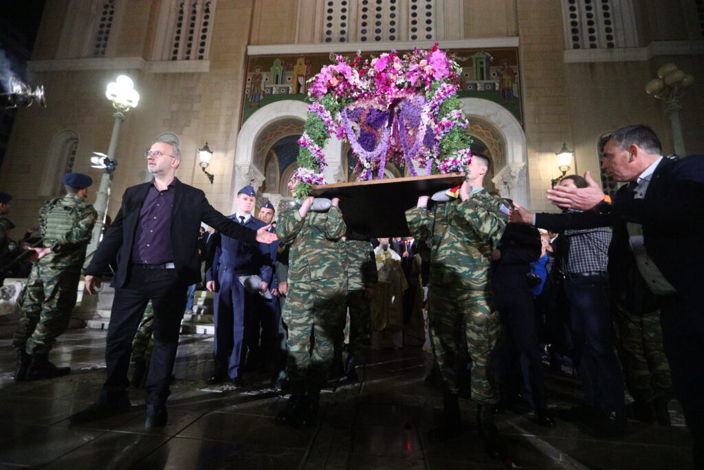 Ολοκληρώθηκε η περιφορά του Επιταφίου στην Αθήνα – Δείτε φωτογραφίες