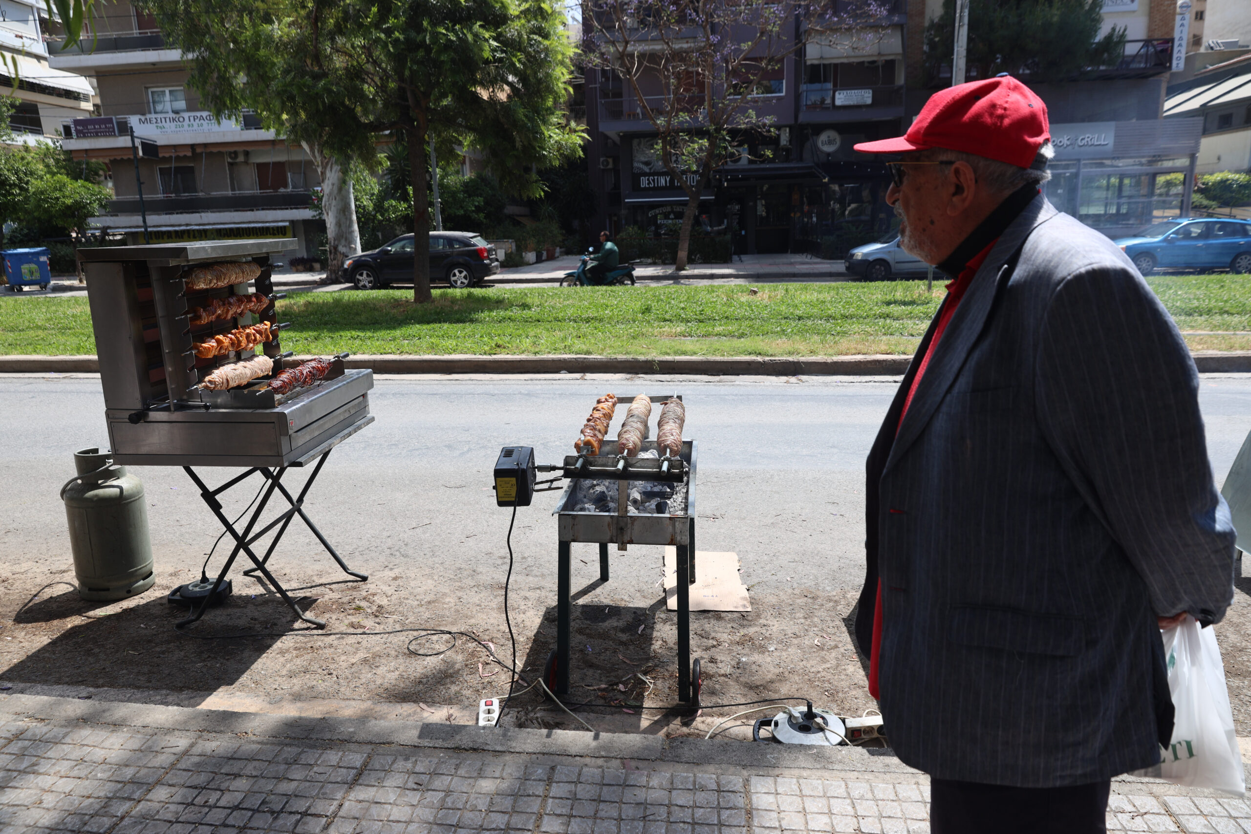 Πάσχα: Μετά τη… σούβλα γέμισε κόσμο το κέντρο της Αθήνας – Οικογενειακά γλέντια με κέφι σε όλη την Ελλάδα