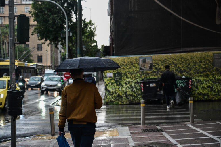 Βροχές και καταιγίδες στο μεγαλύτερο μέρος της χώρας – Πού θα σημειωθεί επεισόδιο βροχόπτωσης κατηγορίας 3