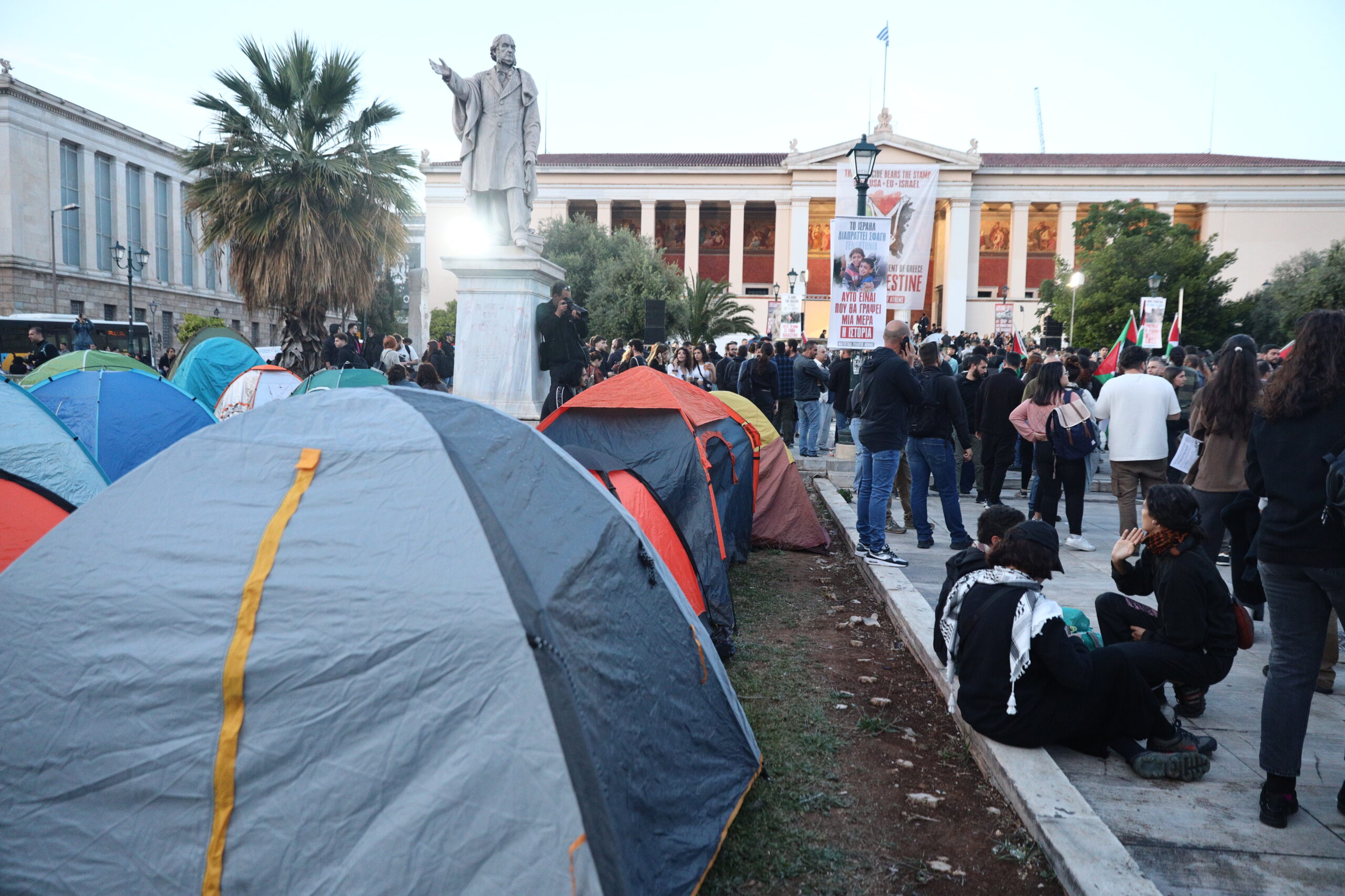 [369490] ΟΛΟΝΥΧΤΙΑ ΔΙΑΜΑΡΤΥΡΙΑ ΦΟΙΤΗΤΩΝ ΣΤΗΝ ΑΘΗΝΑ ΣΕ ΕΝΔΕΙΞΗ ΑΛΛΗΛΕΓΓΥΗΣ ΣΤΗΝ ΠΑΛΑΙΣΤΙΝΗ (ΓΙΑΝΝΗΣ ΠΑΝΑΓΟΠΟΥΛΟΣ/EUROKINISSI)