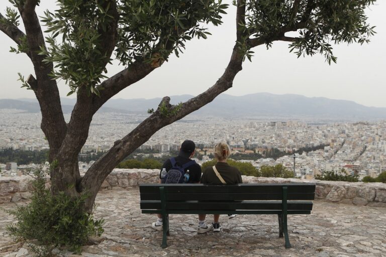 Παραμένει η αφρικανική σκόνη σε πολλές περιοχές της χώρας – Πότε υποχωρεί