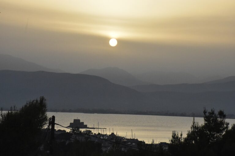 Ο καιρός με τον Παναγιώτη Γιαννόπουλο: Σήμερα η πιο ζεστή ημέρα της εβδομάδας – Αποχωρεί η σκόνη