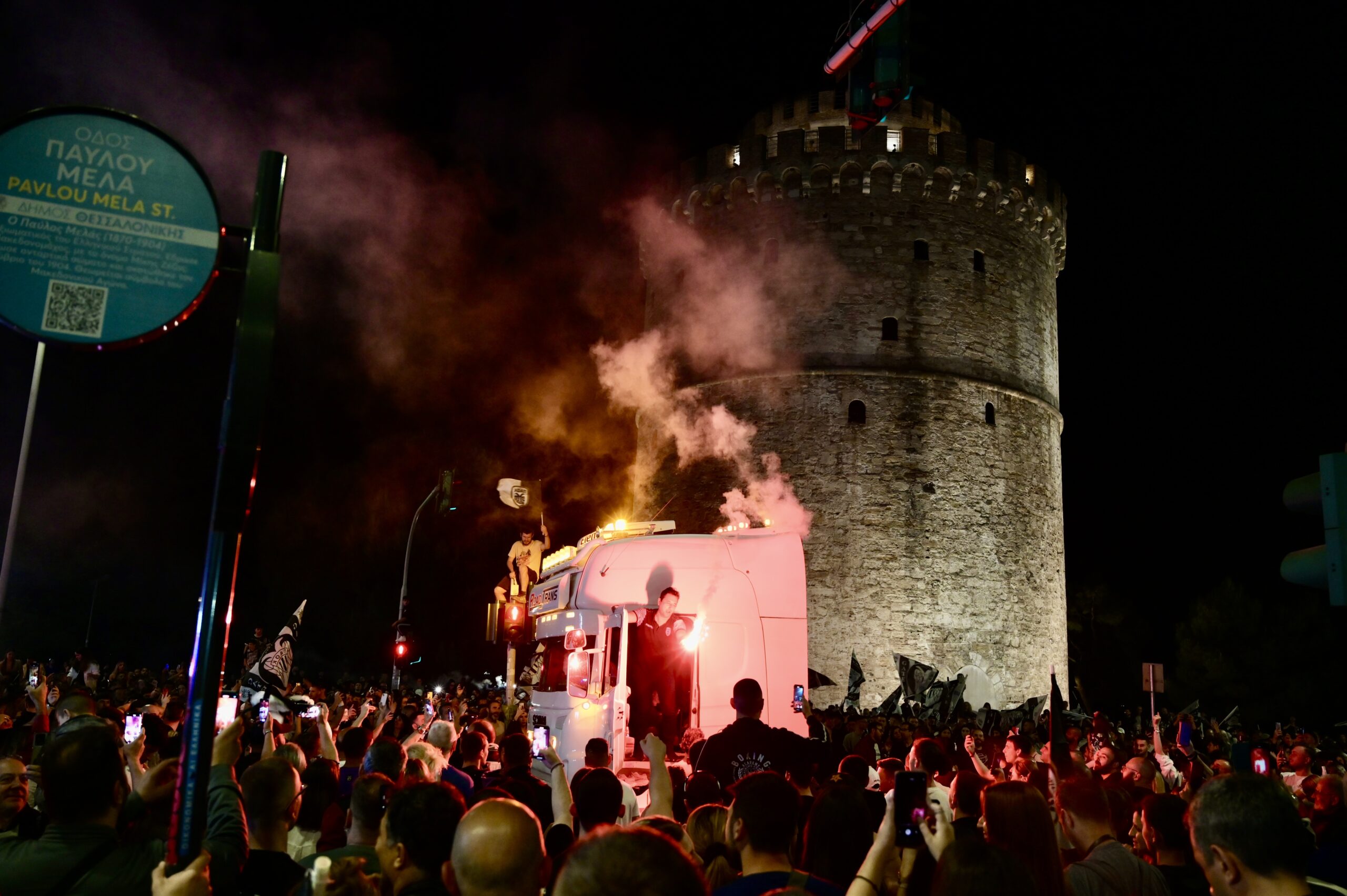 Θεσσαλονίκη: Γιορτή στην Τούμπα και στο Λευκό Πύργο από φιλάθλους του ΠΑΟΚ (φωτό & βίντεο)