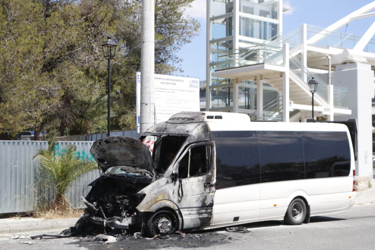 Χαϊδάρι: Πυρκαγιά σε τουριστικό λεωφορείο –  Αποκαταστάθηκε η κυκλοφορία στην οδό Καραϊσκάκη