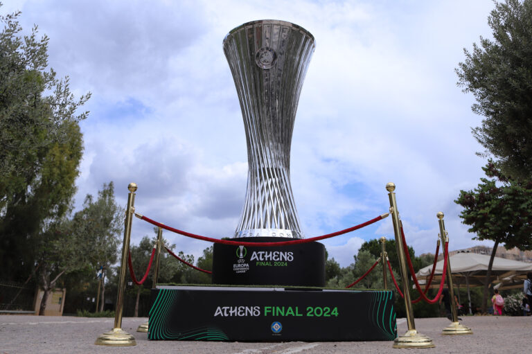 Τελικός Europa Conference league: Αποκλειστικά στις «Συνδέσεις» το τρόπαιο του Europa Conference League και ο δήμαρχος Αθηναίων Χάρης Δούκας