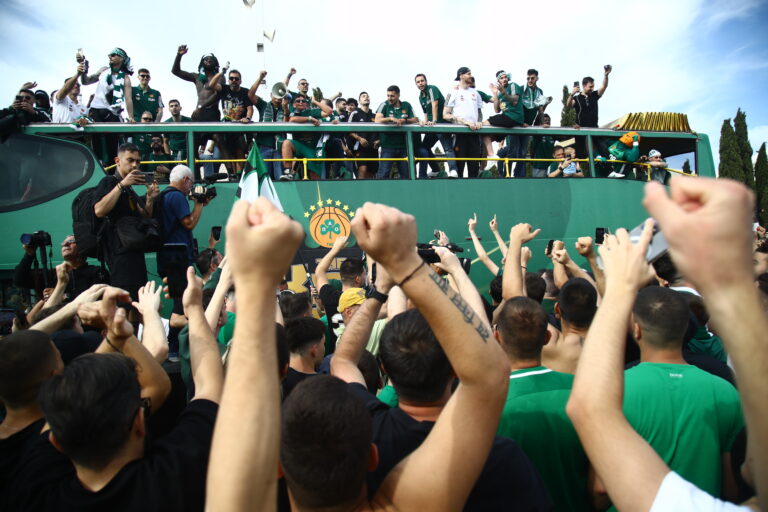 “We are the champions”: Το πλήθος αποθεώνει τους πρωταθλητές Ευρώπης