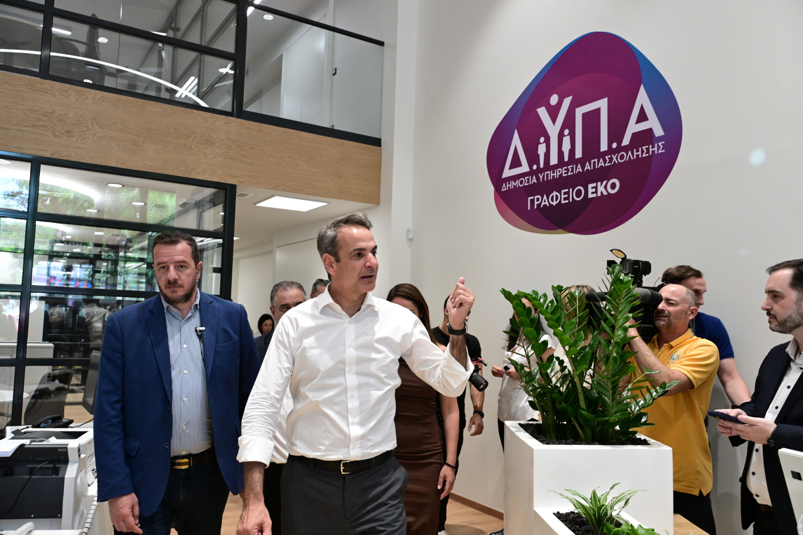 [369866] ΕΠΙΣΚΕΨΗ ΤΟΥ ΠΡΩΘΥΠΟΥΡΓΟΥ ΚΥΡΙΑΚΟΥ ΜΗΤΣΟΤΑΚΗ ΣΤΟ ΓΡΑΦΕΙΟ ΕΙΔΙΚΩΝ ΚΟΙΝΩΝΙΚΩΝ ΟΜΑΔΩΝ ΤΗΣ ΔΗΜΟΣΙΑ ΥΠΗΡΕΣΙΑΣ ΑΠΑΣΧΟΛΗΣΗΣ ΣΤΗΝ ΑΘΗΝΑ  (ΤΑΤΙΑΝΑ ΜΠΟΛΑΡΗ/EUROKINISSI)