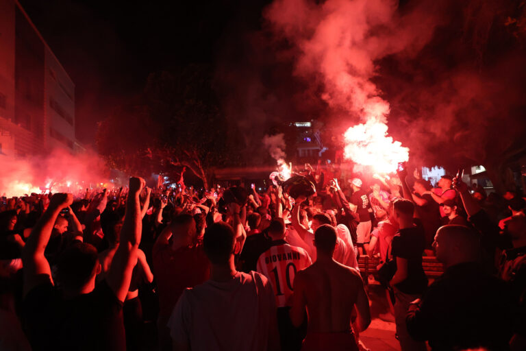 Τρελοί πανηγυρισμοί και στην Κέρκυρα μετά την κατάκτηση του Conference League από τον Ολυμπιακό (video)