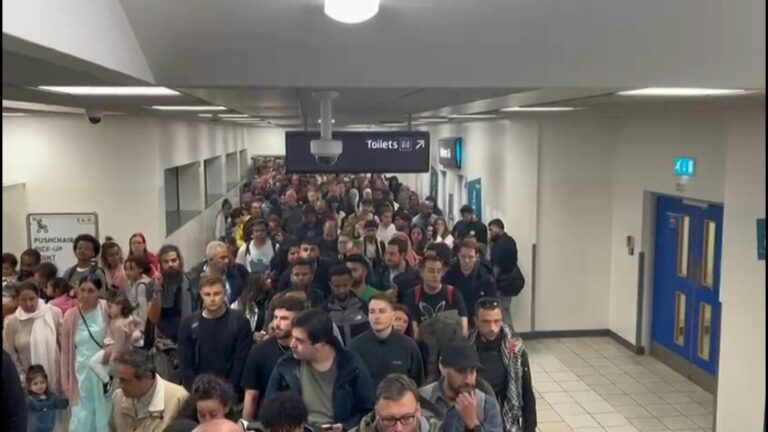 Ταλαιπωρία για χιλιάδες επιβάτες στα βρετανικά αεροδρόμια – Εκτός λειτουργίας το σύστημα πληροφορικής