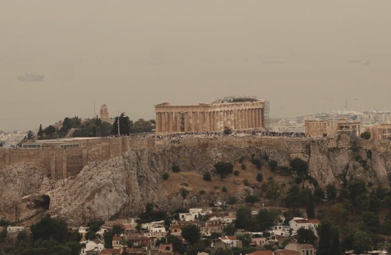 Καιρός: Συννεφιά με τοπικές βροχές και σκόνη