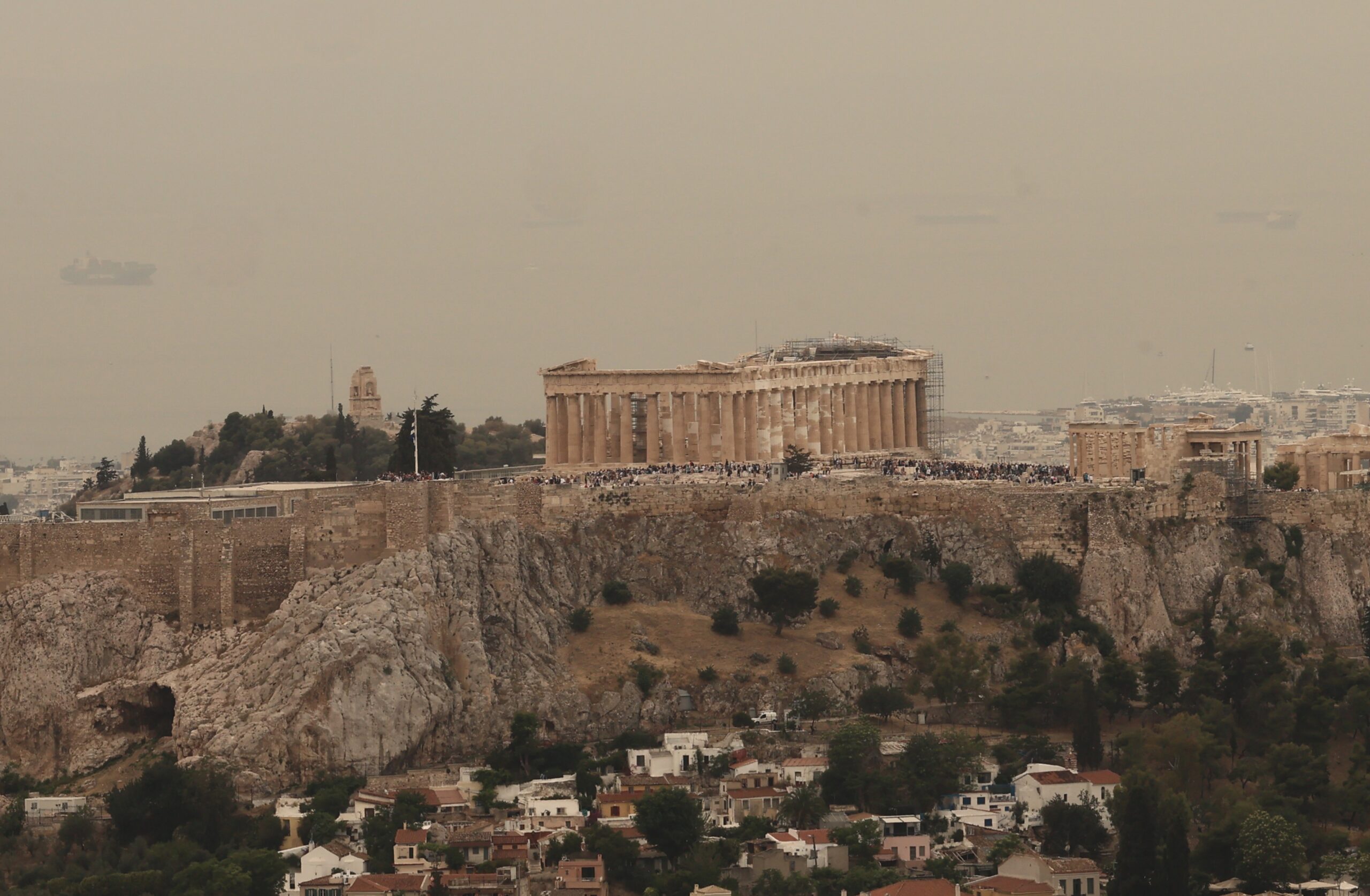 Καιρός: Συννεφιά με τοπικές βροχές και σκόνη