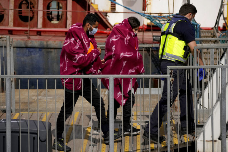 Το Ηνωμένο Βασίλειο ετοιμάζεται να στείλει τους πρώτους μετανάστες στη Ρουάντα