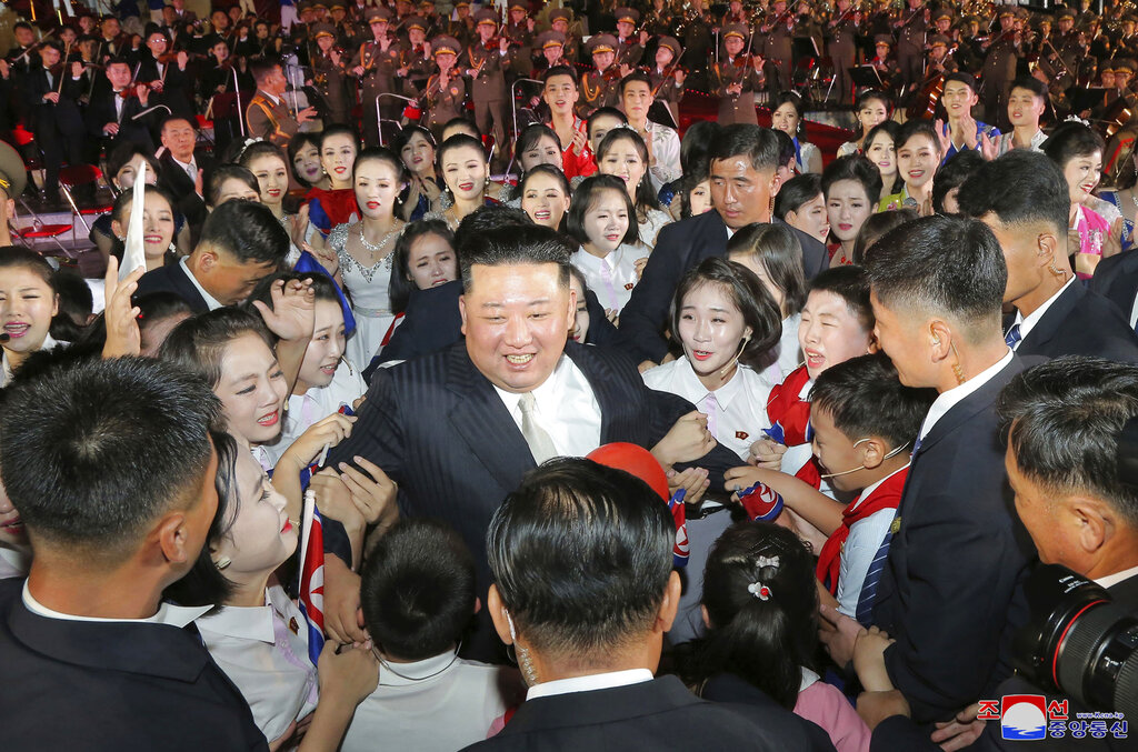 Βόρεια Κορέα: Ο Κιμ Γιονγκ Ουν ενισχύει το προφίλ του με όρκους πίστης για τα γενέθλιά του