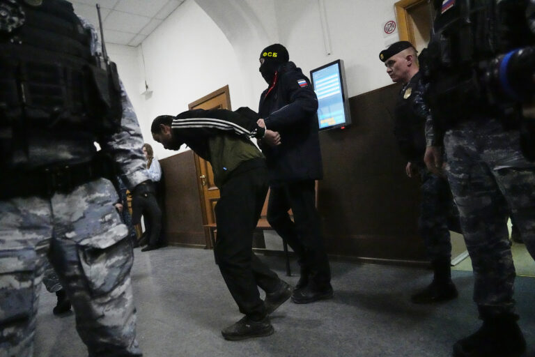 Ρωσία: Καταδίκη πολίτη σε 25 χρόνια κάθειρξης με κατηγορία ότι σχεδίαζε εμπρηστική επίθεση κατά κέντρου στρατολογίας