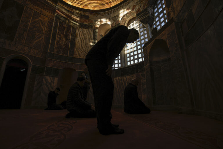 Τουρκία: Μεγάλη προσέλευση στην πρώτη προσευχή της Παρασκευής στη Μονή της Χώρας που έγινε τζαμί