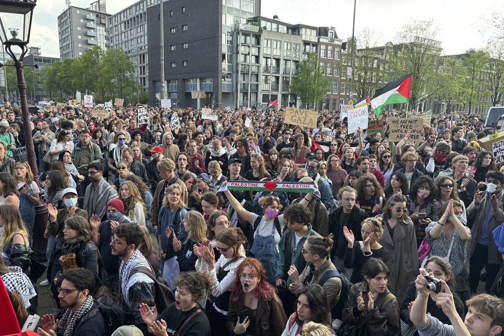 Κλιμακώνεται η ένταση στο πανεπιστήμιο του Άμστερνταμ – Φιλοπαλαιστίνιοι διαδηλωτές στήνουν οδοφράγματα