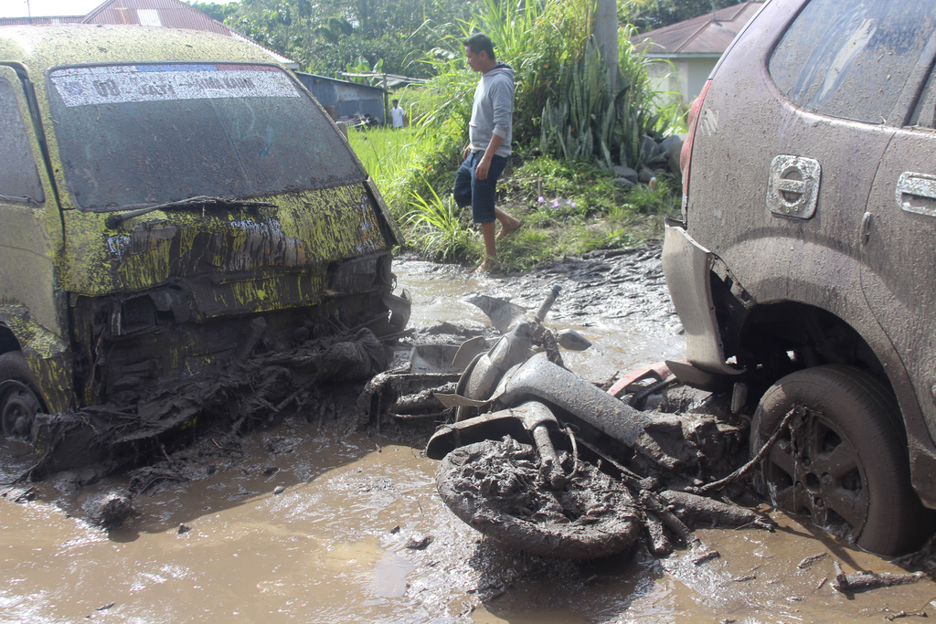 Ινδονησία: Τουλάχιστον 28 νεκροί από ξαφνικές πλημμύρες και κατολισθήσεις στη Σουμάτρα