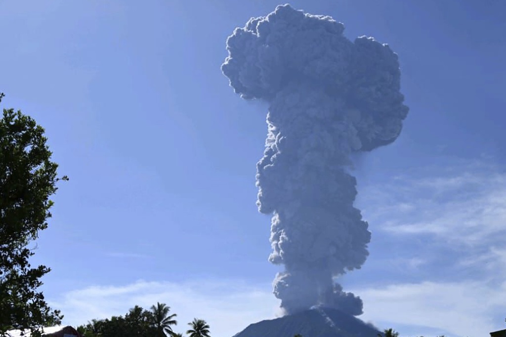 Ινδονησία: Απομάκρυνση των κατοίκων 7 χωριών λόγω της έκρηξης του ηφαιστείου Ίμπου – Τέφρα σε ύψος 4 χιλιομέτρων στον ουρανό