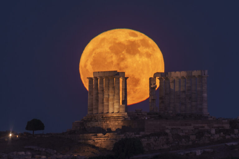 Πανσέληνος Μαΐου: Γιατί ονομάστηκε «Φεγγάρι των λουλουδιών» – Μαγεύουν οι φωτογραφίες