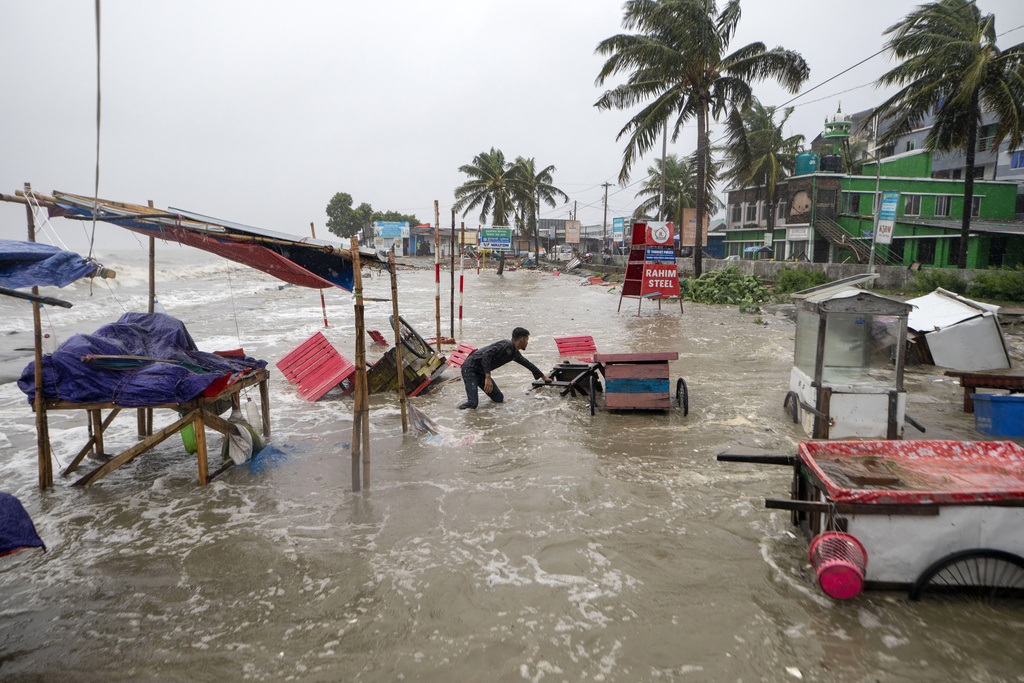 APTOPIX Bangladesh Cyclone