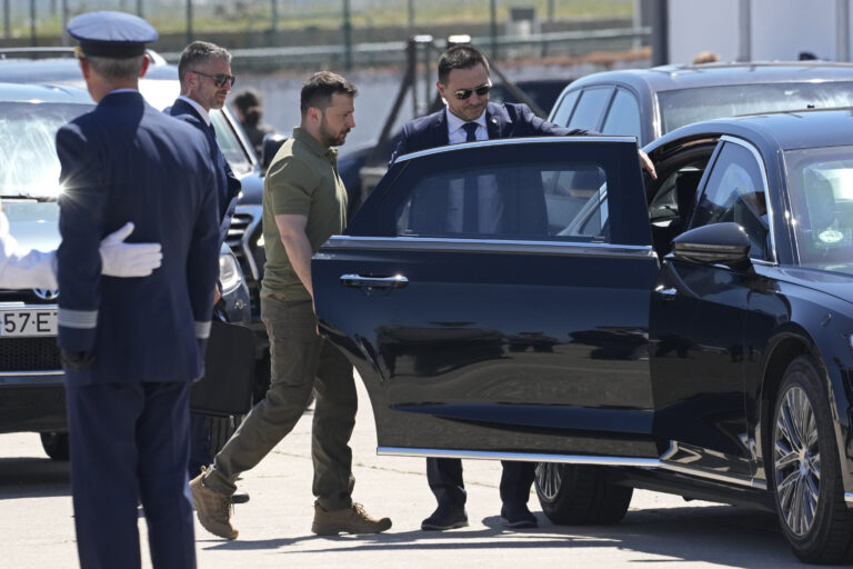 Ουκρανία – Ρωσία: Το Κρεμλίνο μιλά για Ευρώπη σε υστερία πολέμου – Θέμα ένταξης στο ΝΑΤΟ εγείρει ο Ζελένσκι από τη Στοκχόλμη
