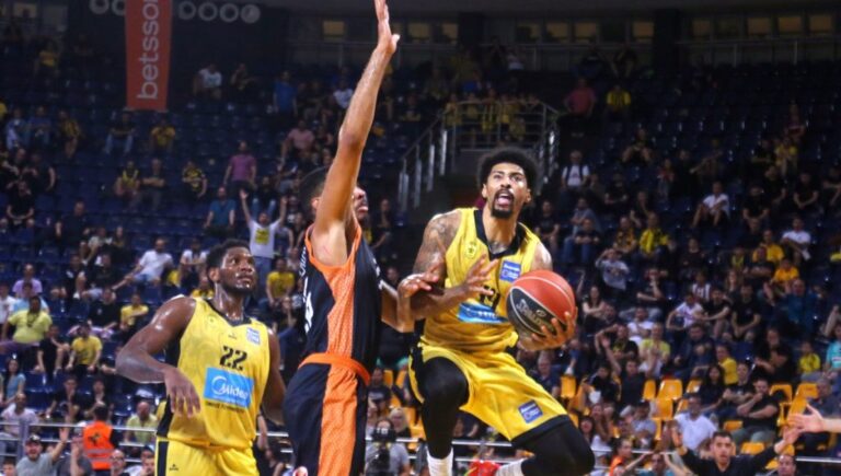 Δείτε τα highlights του αγώνα Προμηθέας Πάτρας-Άρης για τα play off της Basket League (video)
