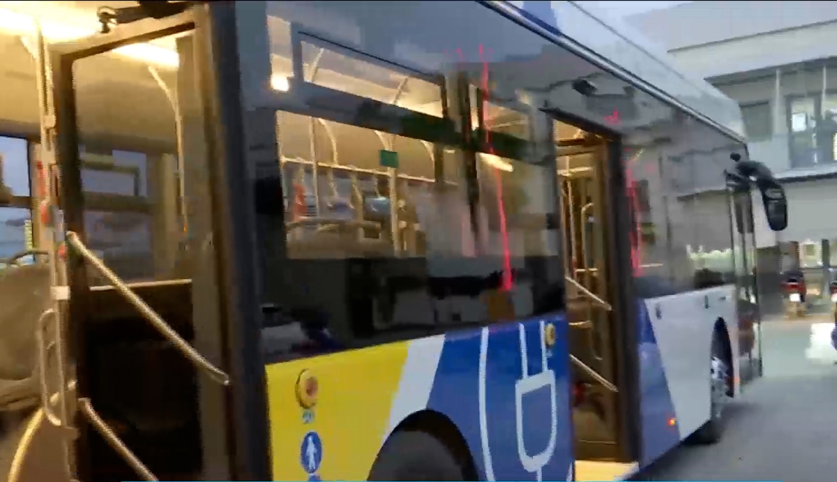 Στην κυκλοφορία από σήμερα στην Αττική 140 νέα ηλεκτροκίνητα λεωφορεία – Η κάμερα του EΡΤΝews καταγράφει ένα από τα πρώτα δρομολόγια