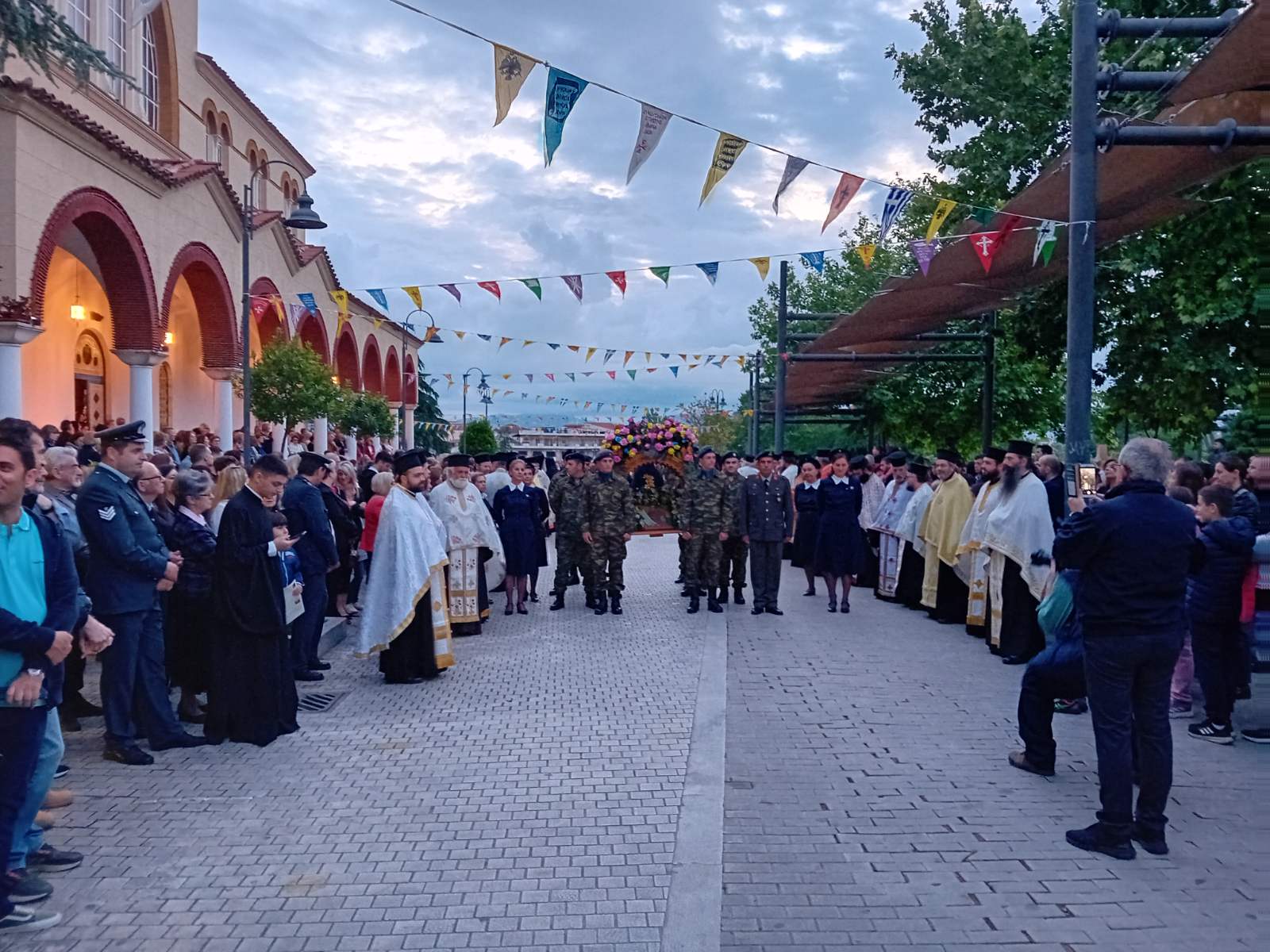 Γιορτάζει ο Πολιούχος της Λάρισας Άγιος Αχίλλιος – Μαζική προσέλευση πιστών