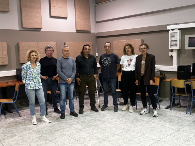 Επανασχεδιασμός εργαστηρίου πληροφορικής από εκπαιδευτικούς του 1ου Ε.Κ. Βόλου (βίντεο)