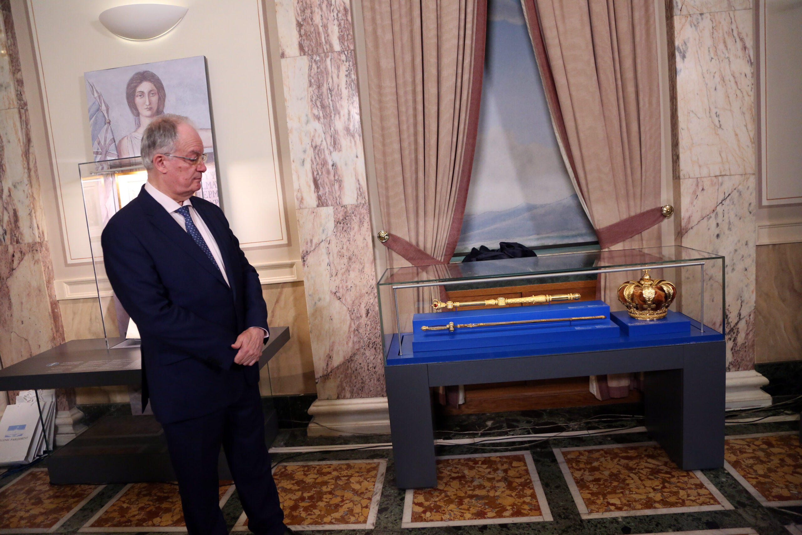 Βουλή: Στην αίθουσα Τροπαίων «Ελευθέριος Βενιζέλος» τα βασιλικά εμβλήματα του Όθωνα
