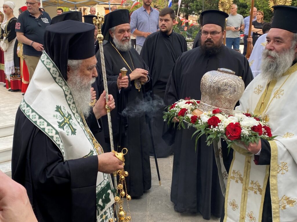 Τρίπολη: Κλήρος και πιστοί υποδέχθηκαν τα λείψανα των πολιούχων Αγίων Νεομαρτύρων Παύλου και Δημητρίου