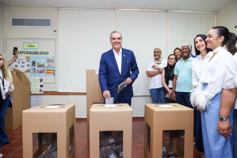 Δομινικανή Δημοκρατία: Ο Λουίς Αμπιναδέρ επανεκλέγεται από τον πρώτο γύρο στις Προεδρικές Εκλογές