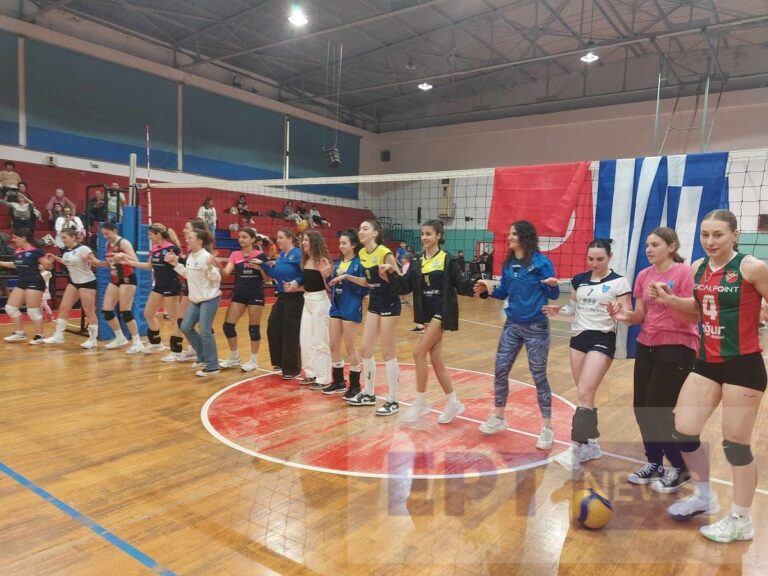Χίος: Χόρεψαν “Ζορμπά” οι παίκτριες των ομάδων βόλεϊ από Χίο και Σμύρνη (βίντεο)